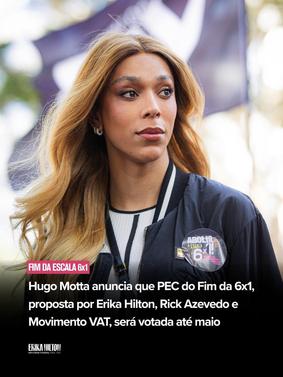 ErikakHilton's tweet photo. 🚨 FIM DA 6x1 SERÁ VOTADO ATÉ MAIO!

Hugo Motta, presidente da Câmara dos Deputados, após enviar a nossa PEC para a CCJ ontem, anunciou hoje que ela deve ser votada até maio.

A nossa proposta, apresentada por mim, pelo @RickAzzevedo e pelo @Movimento_VAT, acaba com a escala 6x1 e reduz a jornada de trabalho semanal para 36 horas semanais.

Porém, ainda não é hora de celebrar. Desde ontem, a proposta está sendo atacada de todas as formas possíveis.

De um lado, a imprensa, utilizando estudos extremamente limitados, está publicando manchetes tendenciosas, dizendo que o fim da escala 6x1 e a redução da jornada causarão um verdadeiro apocalipse.

Sério. Daqui a pouco tão falando que a escala 6x1 é uma criação divina e alterá-la vai contra os planos de Deus.

E, obviamente, estão ignorando completamente os estudos que dizem o oposto, que o fim da escala 6x1 e a redução da jornada gerarão novos empregos e aumentarão a produtividade do trabalhador brasileiro.

Do outro lado, os deputados bolsonaristas estão tentando preparar uma arapuca: o fim da 6x1 SEM NENHUMA redução da jornada de trabalho.

A ideia é que o povo brasileiro siga trabalhando 44 horas semanais, mas durante 5 dias por semana.

Na prática, isso é seguir com a jornada semanal estabelecida na Constituição de 1988, quando o ápice de inovação e tecnologia nas empresas era pagar o curso de datilógrafo pra algum dos funcionários.

Sim, muitos dos nossos deputados ainda estão pensando com a cabeça de um século atrás.

E eles querem que o trabalhador brasileiro fique preso no passado com eles, que o Brasil não inove e que o lucro dos nossos empresários seja dependente de uma escala de trabalho herdada da escravidão.

Por isso, acesse o site https://t.co/re0Y0IkW1a, assine a petição e mande um recado claro aos deputados: o que queremos o fim da 6x1 com a redução da jornada de trabalho semanal!
