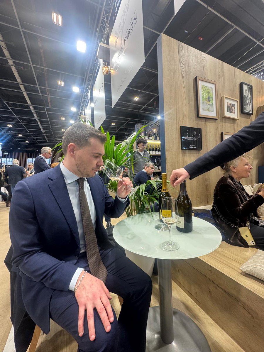 jordan_guitton's tweet photo. Visite annuelle au salon international Wine Paris, à la rencontre des viticulteurs aubois.
Avenir du cuivre, métayage en Champagne, charges, baisse de la consommation et directives européennes : tous les enjeux ont été évoqués.
#Aube #Champagne #Circo1001 #CoteDesBar https://t.co/digPsHsVSD