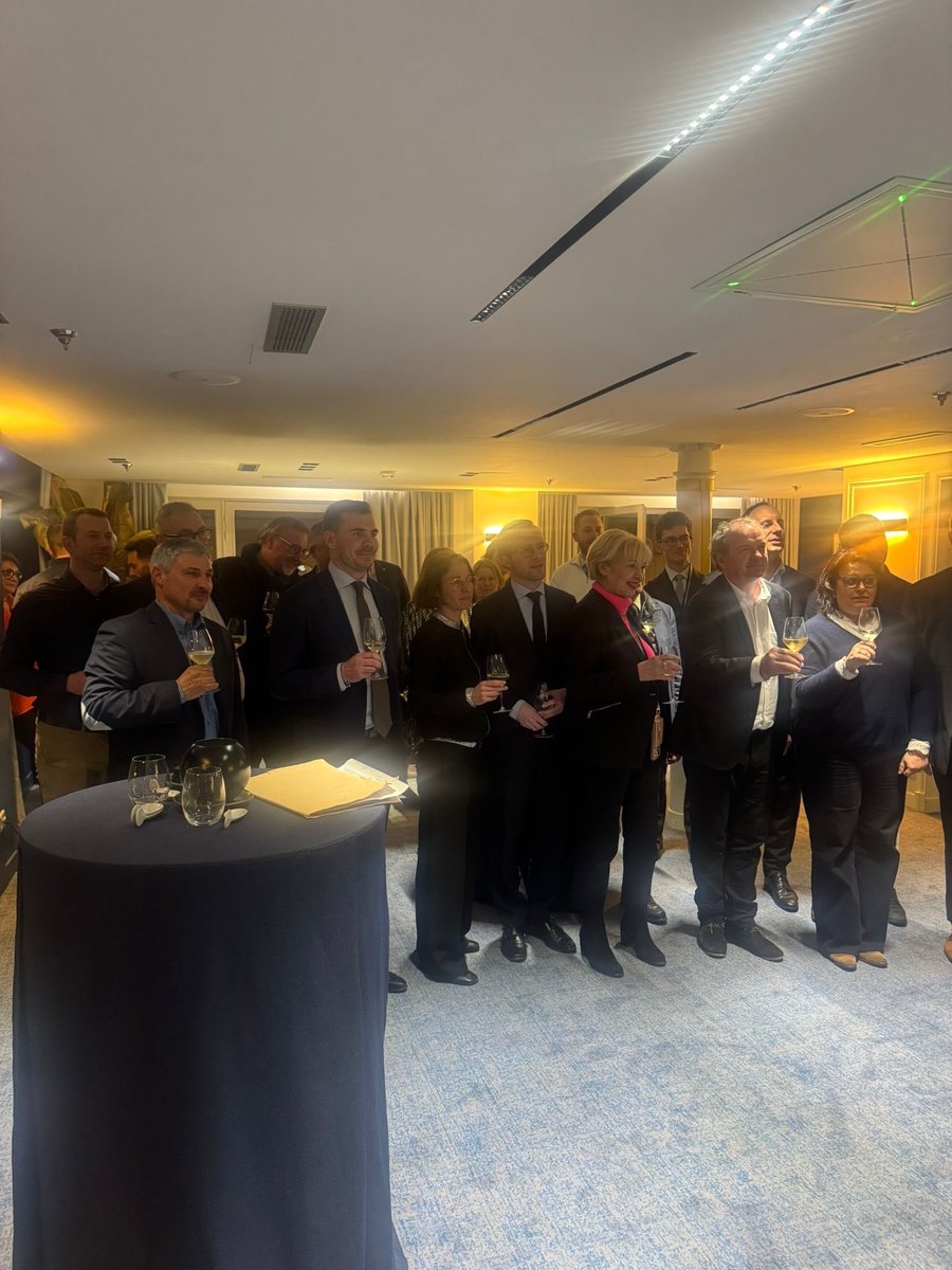 jordan_guitton's tweet photo. Visite annuelle au salon international Wine Paris, à la rencontre des viticulteurs aubois.
Avenir du cuivre, métayage en Champagne, charges, baisse de la consommation et directives européennes : tous les enjeux ont été évoqués.
#Aube #Champagne #Circo1001 #CoteDesBar https://t.co/digPsHsVSD