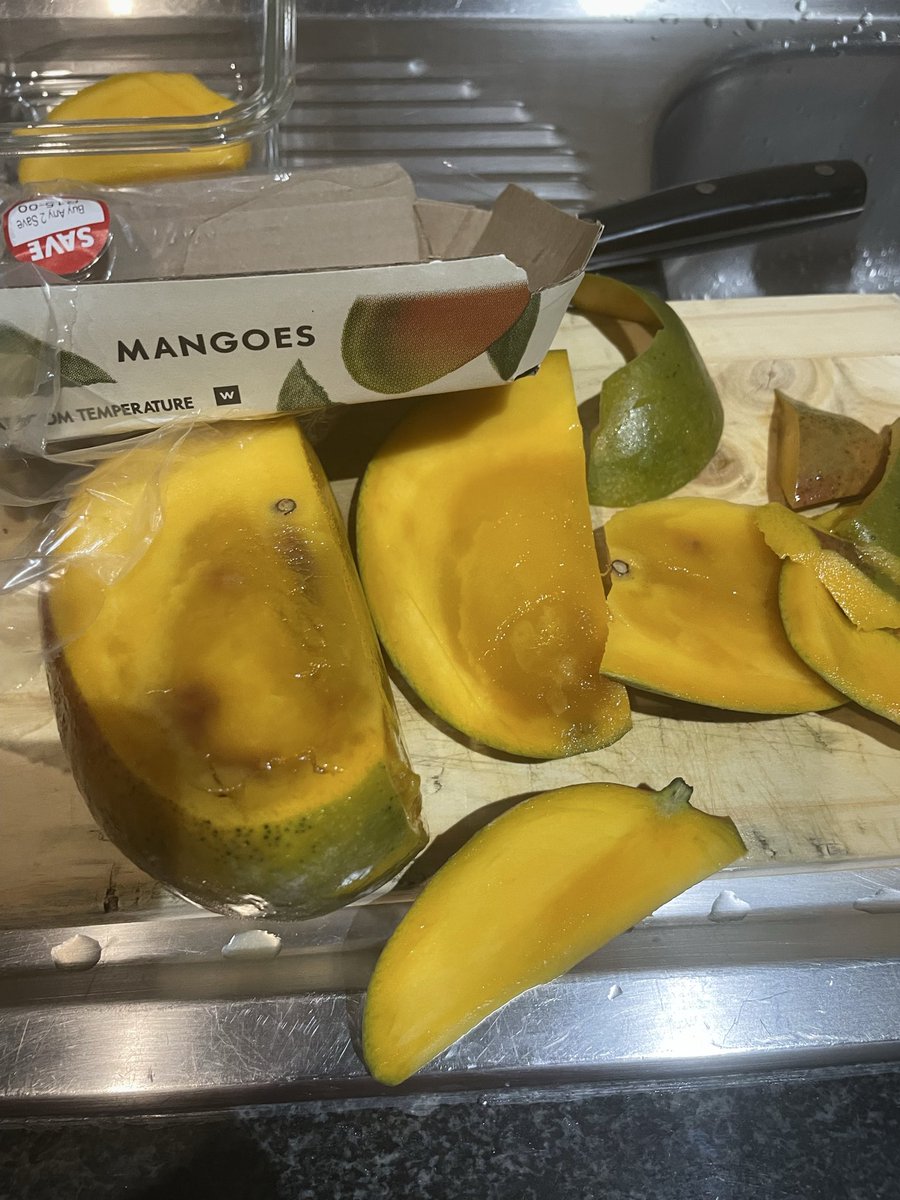 nm_nikho's tweet photo. @WOOLWORTHS_SA
I'm really disappointed with your fruit This is my second time experiencing issues with your produce. I kept this in the fridge from day one. Previously you suggested that the bananas were exposed to heat seven though they were like that the next morning. https://t.co/SADn8dNrXe