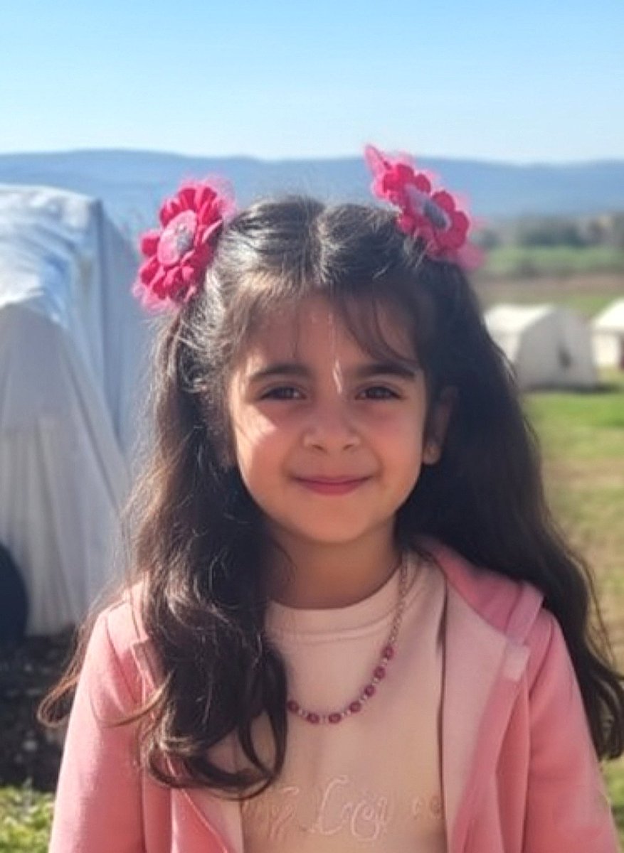 Sen gülünce güller açar gülpembe.🌺🥺

#Narin 🥀🖤