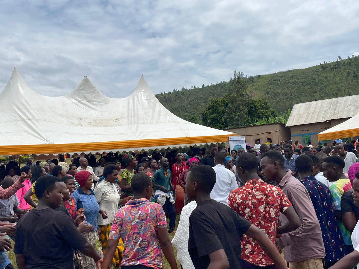 KayonzaDistrict's tweet photo. Umuyobozi w’Akarere  wungirije w’Agateganyo, Higiro Jules, yashimiye abafatanyabikorwa ku bwo kuzirikana no kwita kuri iyi miryango, asaba abahawe inkunga kuyifata neza no kuyibyaza umusaruro, kugira ngo ibafashe kugira iterambere rirambye. https://t.co/82MmHgVP2D