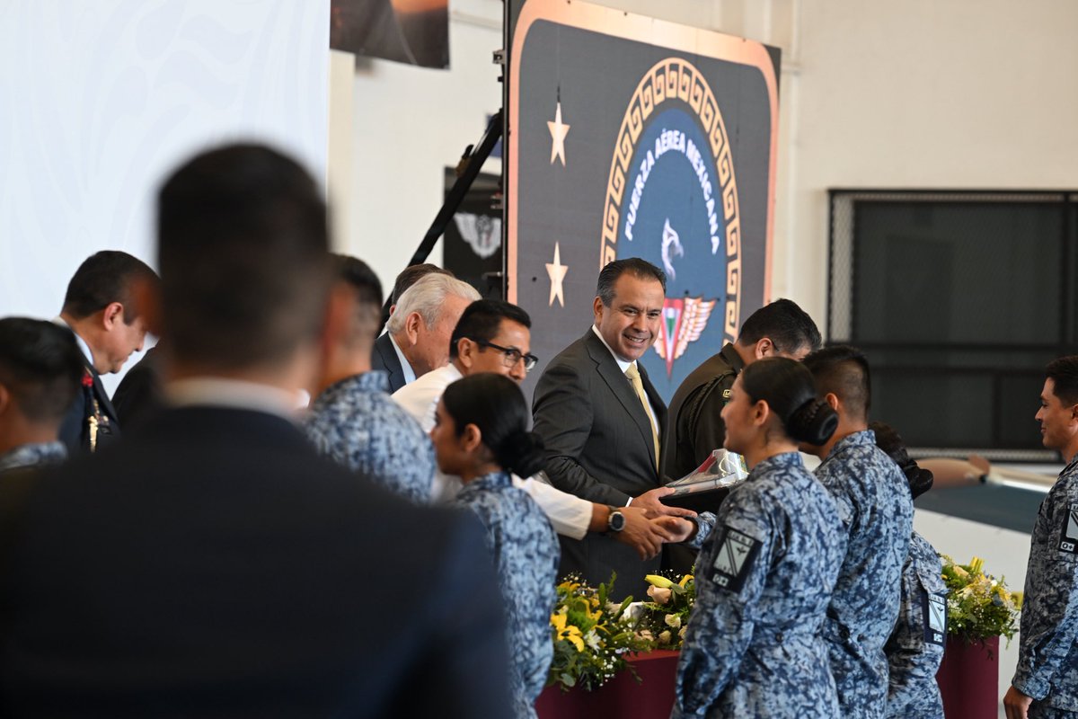 Hoy conmemoramos el 111 aniversario de la Fuerza Aérea Mexicana. ✈️

Tuve el honor de asistir a la ceremonia presidida por el Gobernador de Sonora, <a href="/AlfonsoDurazo/">Alfonso Durazo</a>; Carlos de Jesús Gracia Ríos, Comandante de la Región Aérea Militar del Noroeste; y Alberto Flores, Jefe del Estado