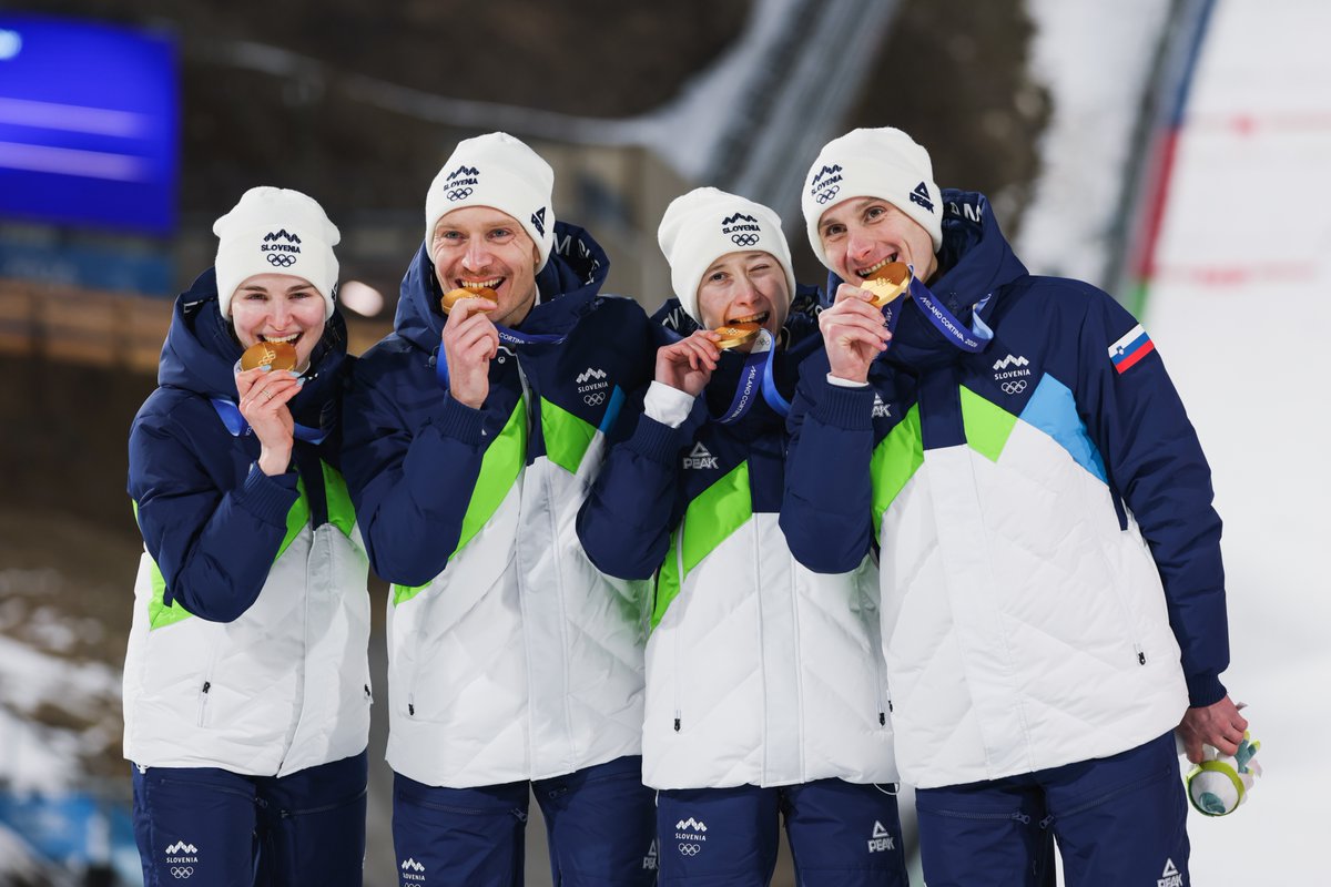 FISskijumping's tweet photo. OLYMPIC CHAMPIONS! SLOVENIA🥇 🇸🇮

#fisskijumping #PassionBeyondLimits https://t.co/Or8seRNqCH