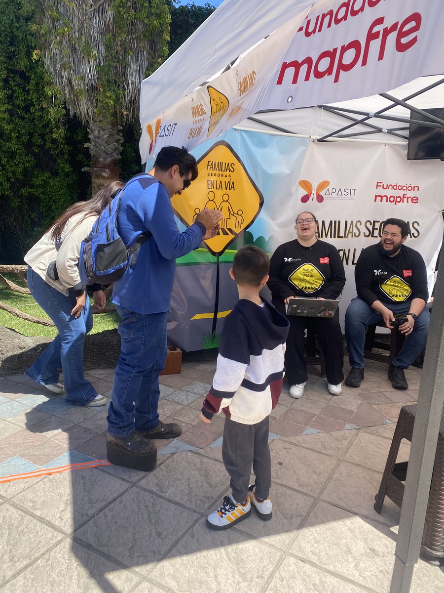 APASITGuatemala's tweet photo. Hemos tenido dos jornadas en el @Zoolaaurora las personas visitantes aprenden, comparten y nos dan ideas sobre seguridad vial, todo en ambiente familiar y divertido
@fmapfre https://t.co/p8gKI8UifI