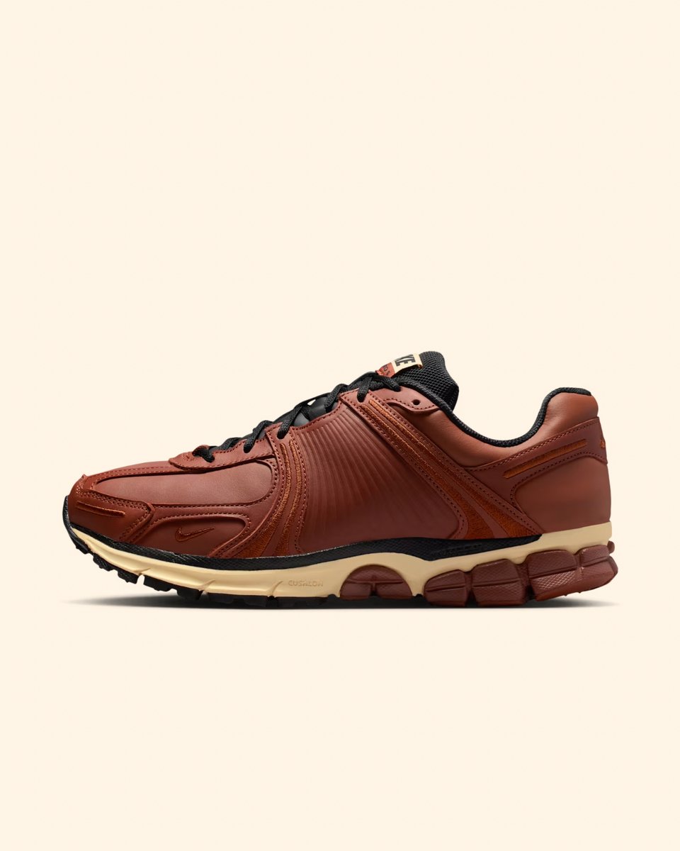 nikestore's tweet photo. The 2000s running shoe turned everyday icon gets an all-leather makeover.

The Zoom Vomero 5 'Pony' 

Available at 10am ET 🇺🇸

https://t.co/oBVURn2VR0 https://t.co/uLk643qKV8