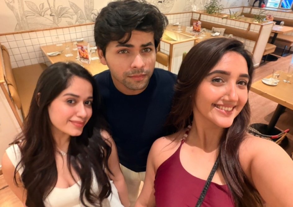 My man is straight mogging both girls 😭😭😭 damm siddharth nigam 🫶🏻🫵🏻 (take it as however but thiz man above everyone thought I love both girl)😭😭💕💕