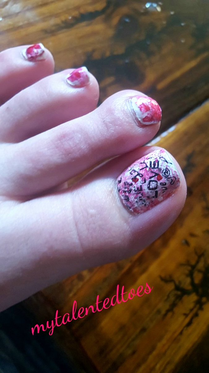 Close up of an old Valentine's Day pedi I created, full set of past Valentine's pedis up on feetfinder now! Go enjoy while I work on this year's design.