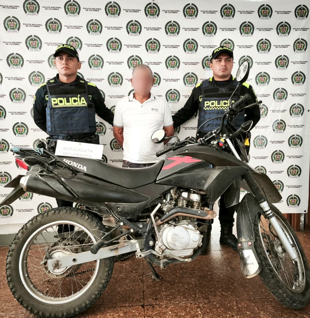HuilaPolicia's tweet photo. 🚨 En #Isnos, recuperamos una motocicleta hurtada en 2024 bajo la modalidad halada en San Agustín. El conductor fue capturado por receptación. 

En lo corrido del año, se han capturado 4 personas por este delito y 2 por falsedad marcaria en el municipio.

#Seguridad https://t.co/RrDz4rUQHe
