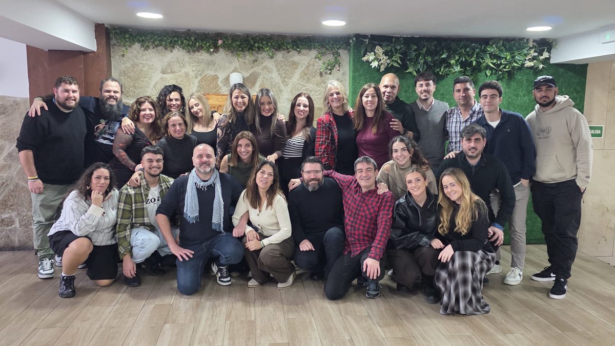 ¿Qué tiene el Falla que engancha? Yo lo tengo claro, mi gente, mi familia fallera. Gente buena, trabajadora, con un amor loco por nuestra fiesta…¡unos pedazo de jartibles!. Mi mejor terapia. Nuestra comida carnavalesca tradicional. Os quiero. 
#COAC2026 #COAC2026S3 #Cádiz