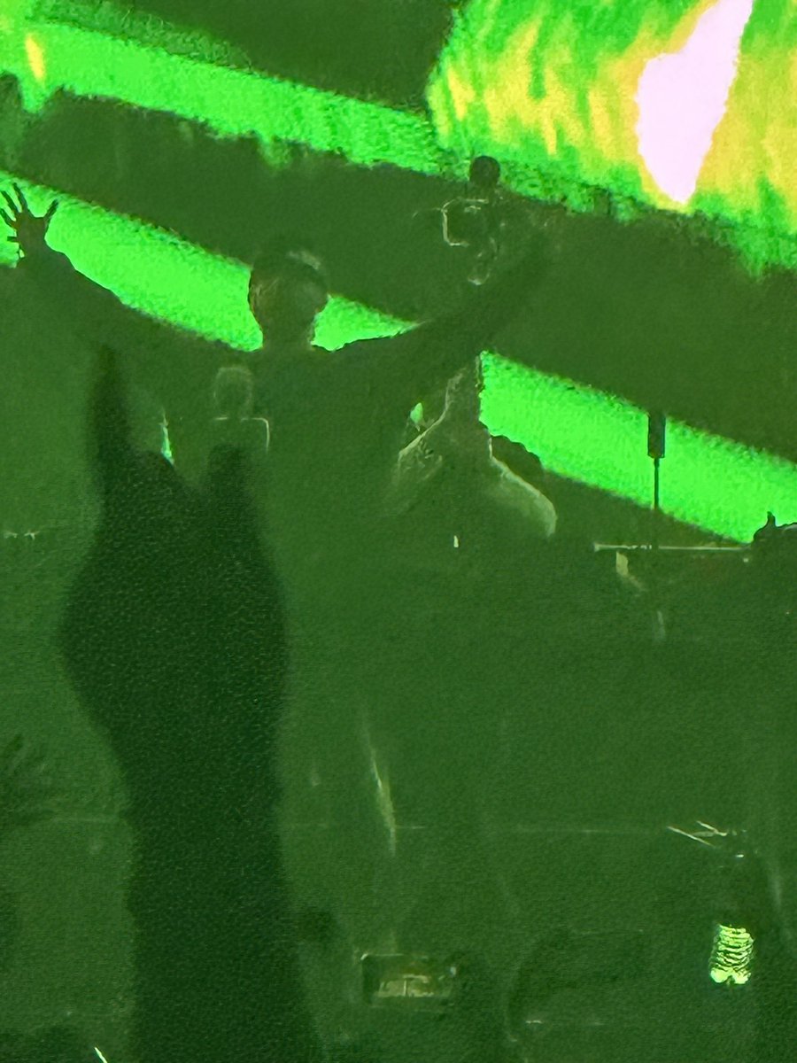 SloggySnailien's tweet photo. @jkylxhyde moments b4 angels lowered down and took him awa https://t.co/FXpU63kPTC