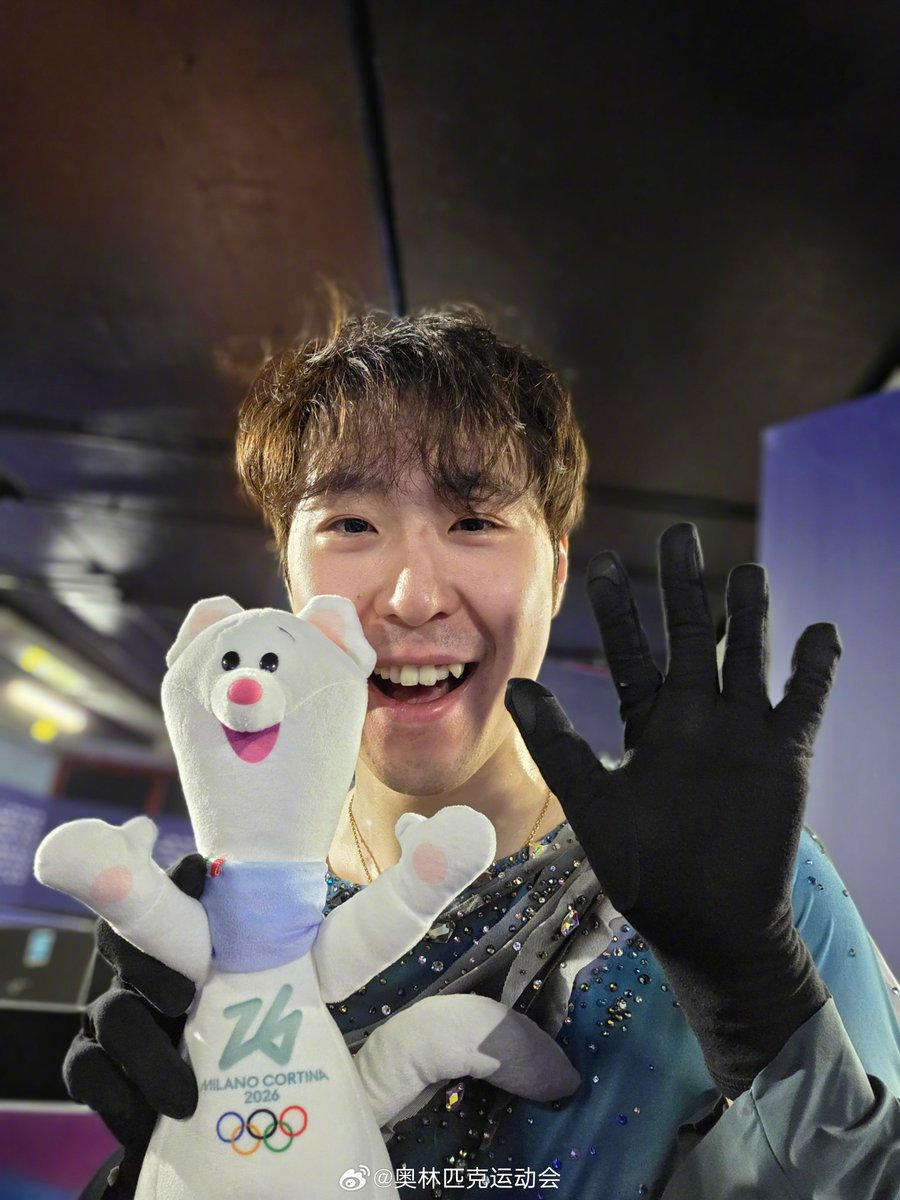 Boyang (Tiantian) and Tina!
🤔Do we actually look alike?

From Olympics weibo:
weibo.com/1854869497/Qrg…

#MilanoCortina2026
#BoyangJin #金博洋 #ボーヤン #ボーヤンジン