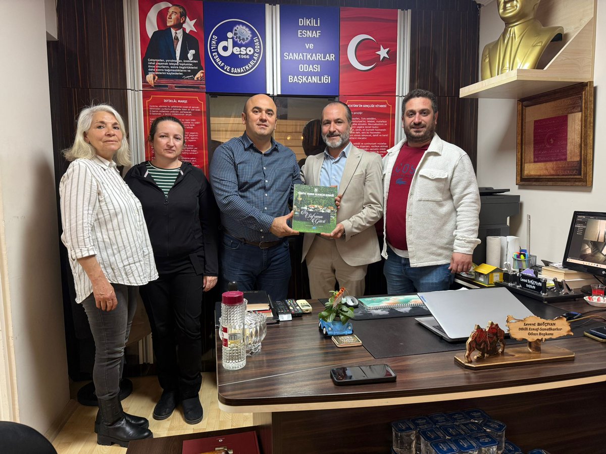 Dikili Esnaf ve Sanatkârlar Odası’nın olağan genel kurulu sonucunda güven tazeleyen Başkan Sayın Levent Bağcıvan’ı, TYSD Dikili Şubesi Yönetim Kurulu olarak makamında ziyaret ettikBu nazik ziyaretimizde, TYSD mutfağından “Bir Sofranın Gücü” adlı kitabımızı kendisine takdim ettik.