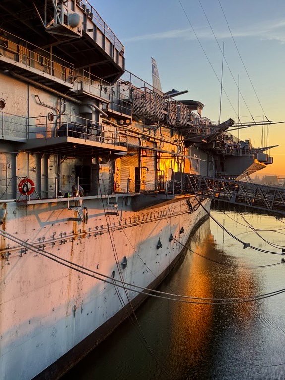 HornetMuseum's tweet image. Sunrise restoration🧑‍🏭🌄

#usshornet #ship #welding