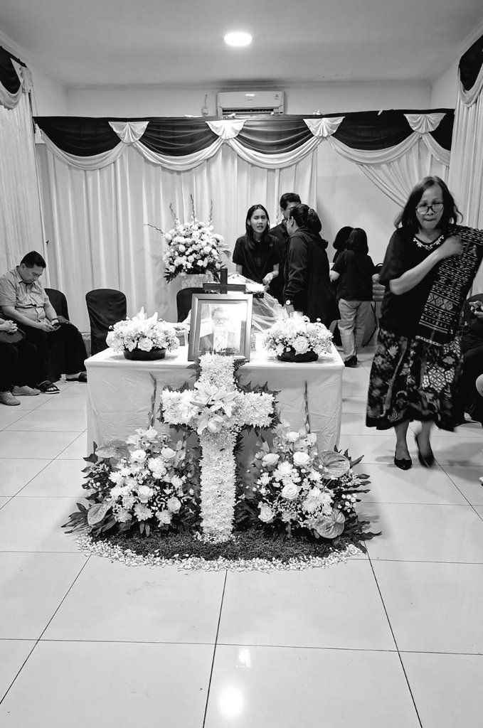 lupi______'s tweet photo. Selamat jalan Om Yos. Terima kasih waktu kecil dulu, pernah secara tak langsung menjadi sosok bokap yang keren. Mengajari bagaimana membebaskan hidup dari tirani moral kolektif yang basi. 
Requiem aeternam dona eis, Domine. https://t.co/Xlq6QG5UdY