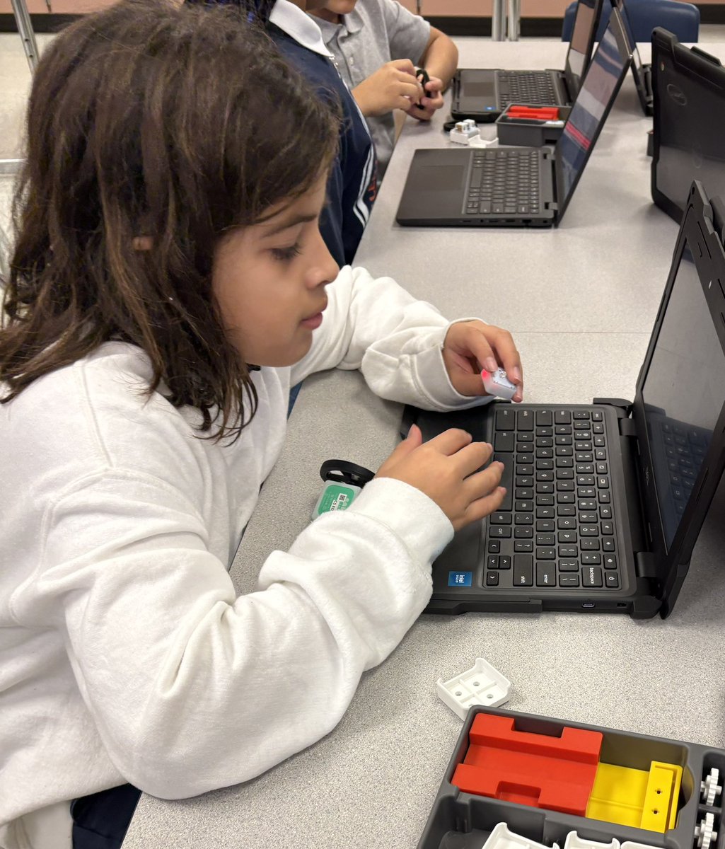 KLZscience's tweet photo. Students exploring inputs and outputs using @SAMLabs during our STEM Block for 5th grade.  @AliefISD @AliefScience @dr_angie1424 @KLZ_PrincTukes @TheExecEFFECT https://t.co/WDAfX96ILU
