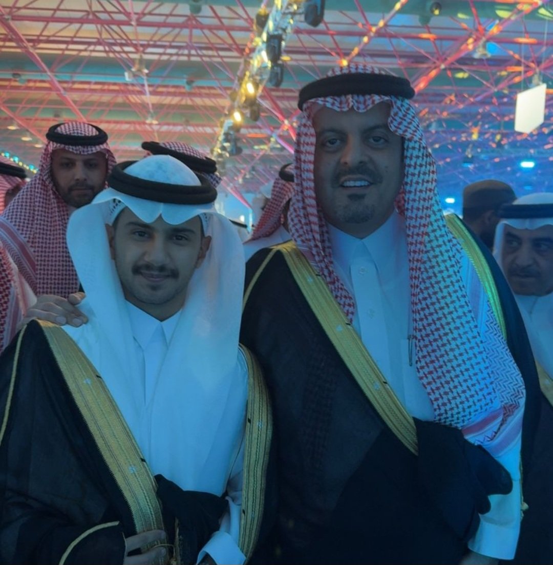 abdulkhalig30's tweet photo. ابن أخي إبراهيم بن عبدالله بن خضران مع صاحب السمو الملكي سعود بن مشعل بن عبدالعزيز نائب أمير منطقة مكة المكرمة في حفل تخرجه من جامعة أم القرى و حصوله على مرتبة الشرف الأولى 
بك فخرنا يا أيها المتألق 
شمس المفاخر دائما بك تُشرِقُ
فإلى المعالي و المكارم و العلا 
دوما تسيرُ و في السماء تُحلِّقُ 
و الشعرُ جاء يقول فخرًا راقيًا
و اللحنُ لابن أخي جميلٌ شيِّقُ
