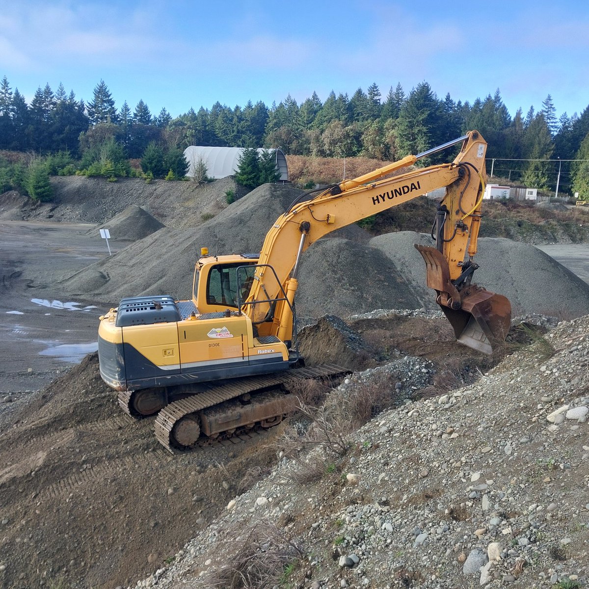 EmconSouthVI's tweet photo. Crew challenged an excavator operating skill-set profiency and training day in one of our pits. Ensuring knowledge, safe operating procedures and adherance to safe work practices is critical prior to interm or full certification on any of equipment.
#TeamEmcon
#training #safety https://t.co/KhQLOaztgE