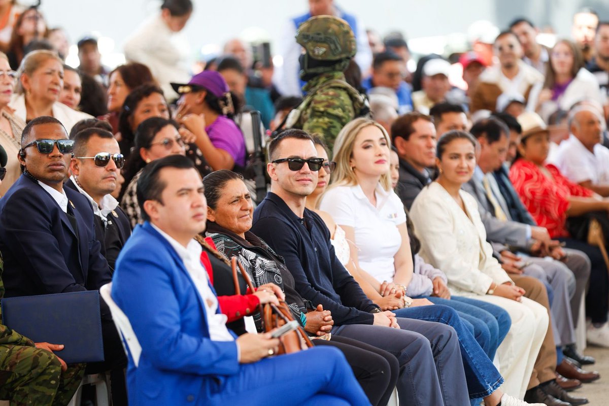 El campo no se abandona. Se respalda.
En el sur del país, el presidente @danielnoboaok entregó maquinaria, títulos de propiedad y asistencia técnica a quienes sostienen la producción agropecuaria con su trabajo diario.

Más herramientas, más seguridad jurídica y más oportunidades