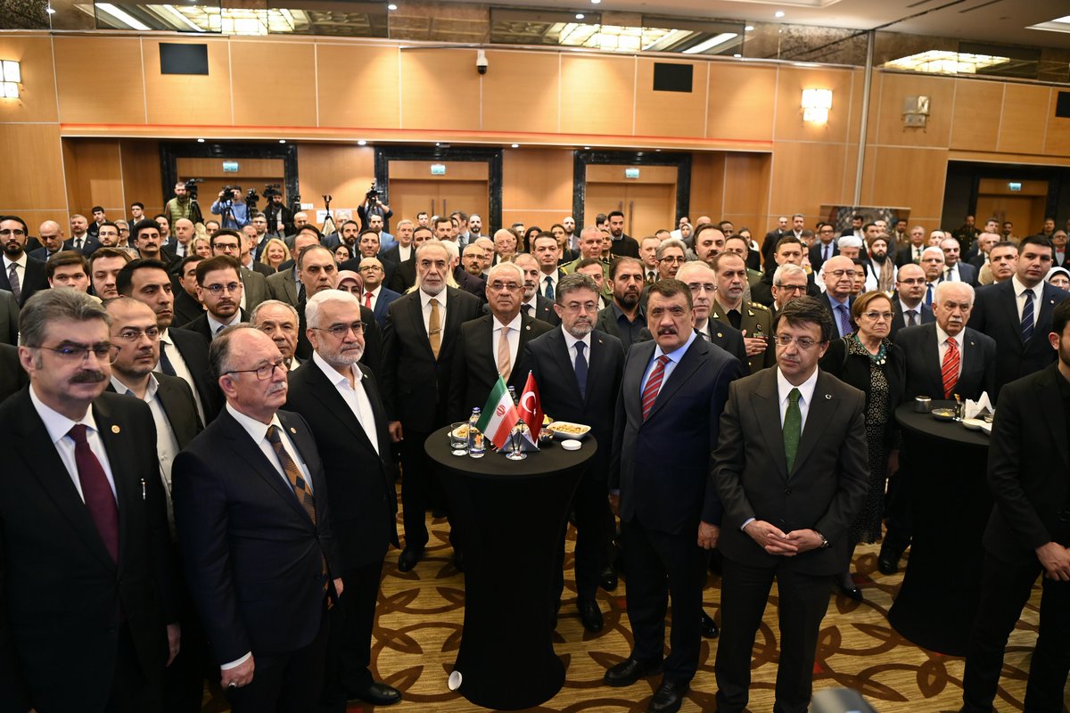 Komşumuz İran İslam Cumhuriyeti’nin Millî Günü vesilesiyle düzenlenen resepsiyona katıldık.

Tarihi ve kültürel bağlara sahip olduğumuz İran halkının millî gününü tebrik ediyor; iki ülke ilişkilerinin güçlenerek devam etmesini temenni ediyorum.