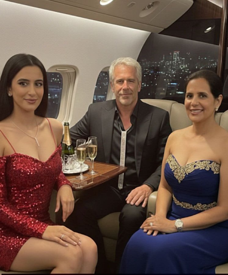 فضيحة التي ترتدي الأزرق السعودية "عزيزة الأحمدي" ( من أرسلت قطعة من كسوة الكعبة لإبستين). 

والتي ترتدي الأحمر الإماراتية "هند العويس" (من كانت تورد العا.هر.ات لإبستين). جيفري إبستين