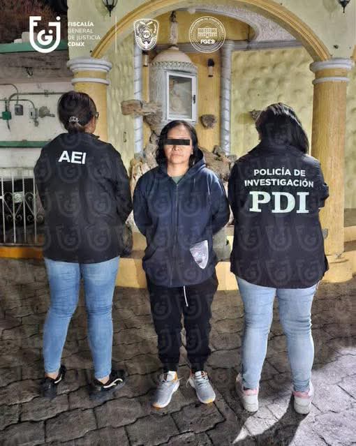Detenida en Oaxaca Gaby Gómez la mujer que atropello y arrastró a un motociclista hasta la muerte escondida en una vivienda improvisada entre cerros fue localizada por autoridades gracias a una llamada anónima hoy llega a la penitenciaria de Santa Marta.