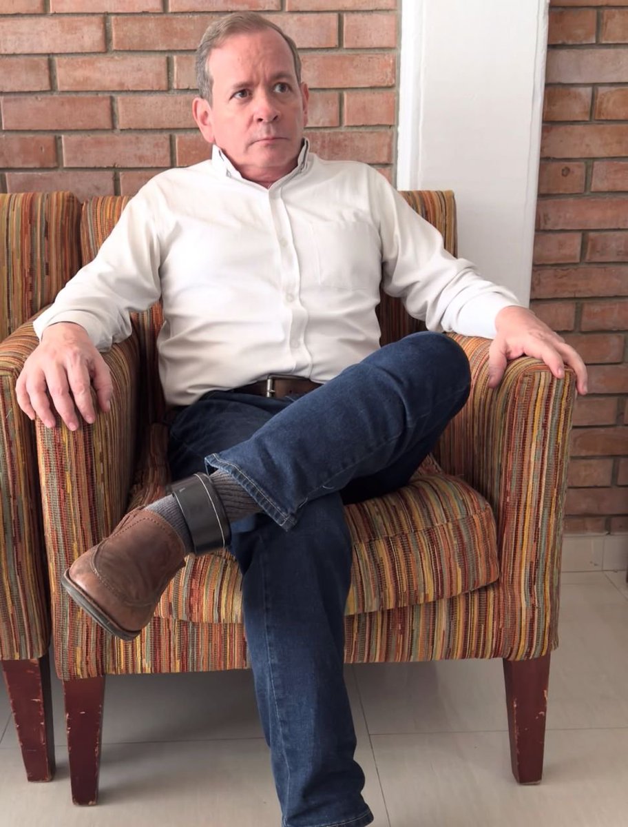 OrlvndoA's tweet photo. #AHORA | Juan Pablo Guanipa en su casa, con un grillete electrónico en el tobillo. 

Aún secuestrado. https://t.co/PrvDkn8UAx
