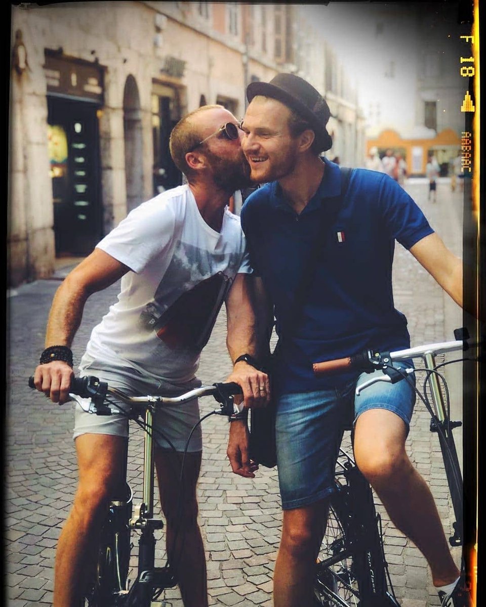 DiverCityMx's tweet image. La pareja pedalea al amanecer, el viento les regala risas y libertad. 🚲🕊️🌅

Él toma la mano del otro; descubren caminos y se descubren a sí mismos. ❤️🧭✨

Cada kilómetro es promesa: compañía, valentía y amor que no pide permiso. 🌍💕🌬️

#viajar #