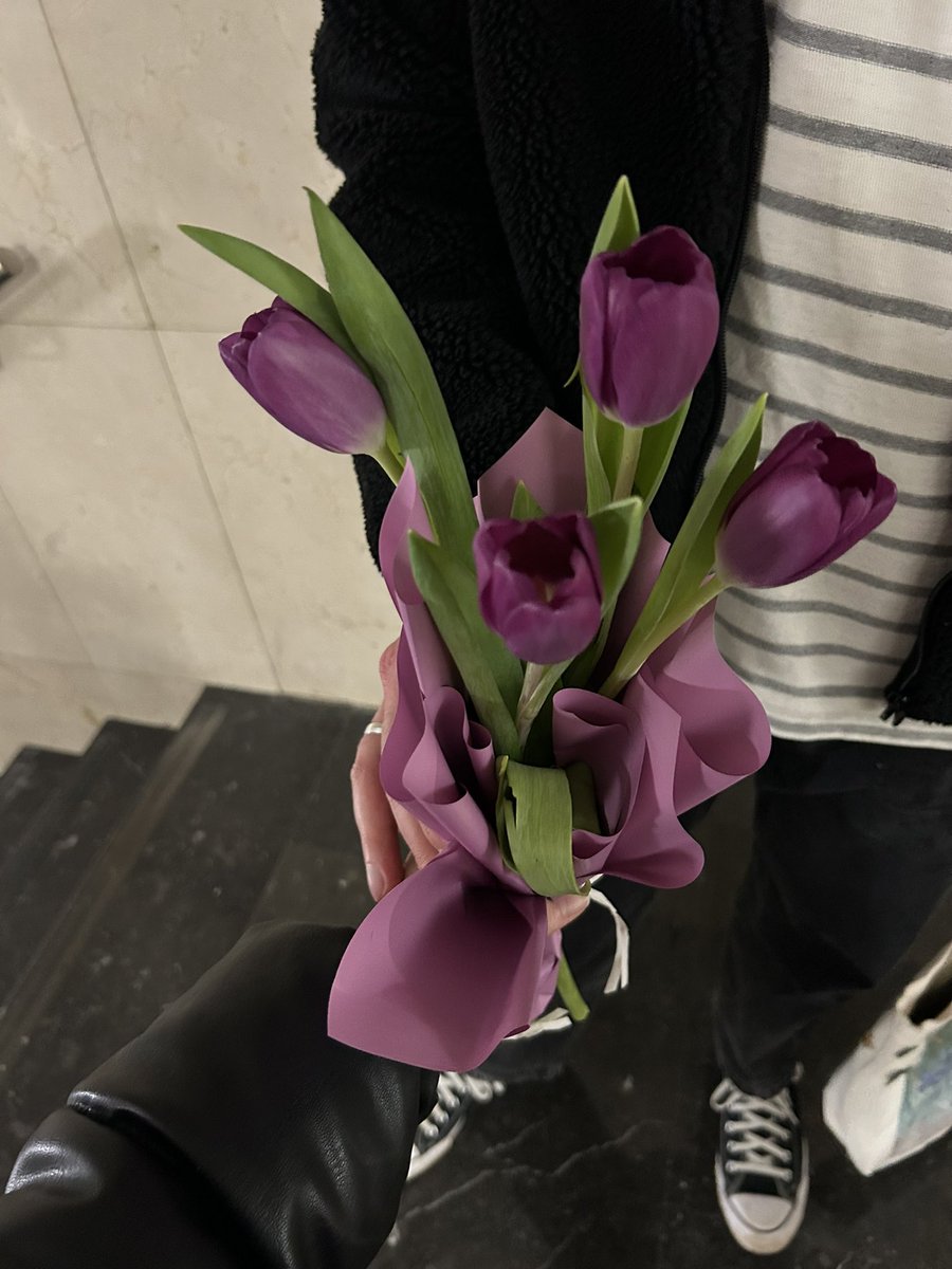 en las buenas y en las malas ahí está con un ramito de pequeños tulipanes🥹🌷