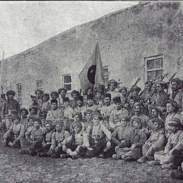 ﴿إِنْ تَنْصُرُوا اللَّهَ يَنْصُرْكُمْ وَيُثَبِّتْ أَقْدَامَكُمْ﴾

وێنەی کۆمەڵێ جەنگاوەری شانشینی کوردستان 1921