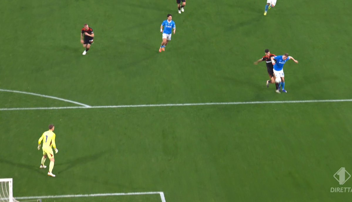 calciomercatoit's tweet image. 🚨Check del Var per un potenziale cartellino rosso al Como per Dogso sul fallo ai danni di #Hojlund: si resta col giallo‼️
🧐Era da espulsione?

#NapoliComo #Napoli #Como #CoppaItalia