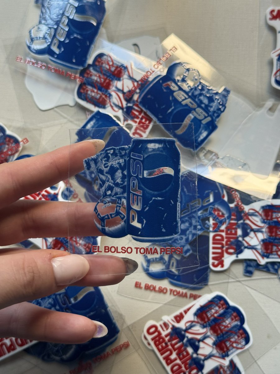 ¿Que toma el bolso? Pepsi.