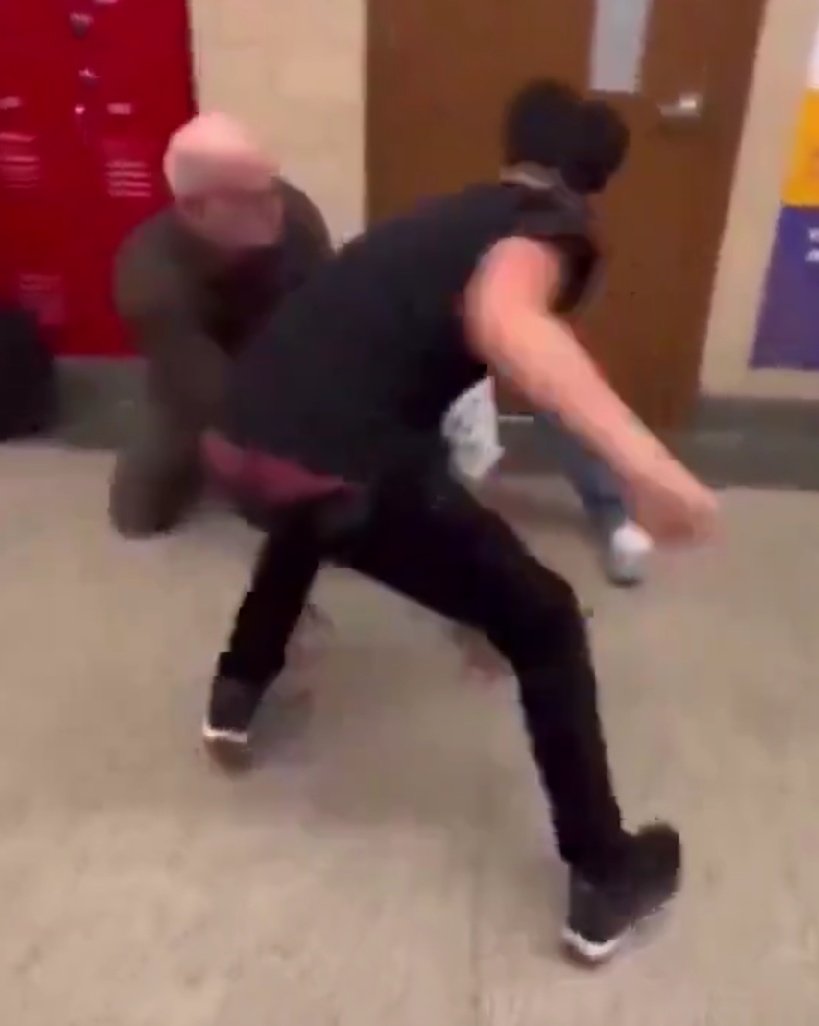 Standafiel's tweet image. Professor:"tô segurando ele,vai"

Aluno:"mas professor,vc tinha dito..."

Professor:"da nele,porra"