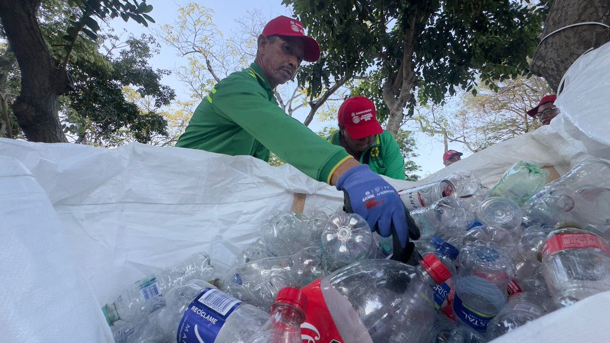 #CarnavalDeBarranquilla2026: una fiesta que deja huella sostenible ♻️🎭

📍 En solo el #PreCarnaval, #Barranquilla recuperó más de 5 toneladas de residuos aprovechables gracias a la estrategia #CarnavalSostenible de <a href="/alcaldiabquilla/">Alcaldía de Barranquilla</a>. Cartón, plásticos y envases que hoy tienen una