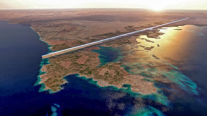 لماذا يشعر السعوديون بصعوبات اقتصادية رغم ازدهار اقتصادهم؟!
ايكونوميست البريطانية
++++++++
لا تزال اللوحات الإعلانية تصطف على الطريق السريع من المطار إلى العاصمة السعودية. فهي تَعِدُ بـ "وسط مدينة حديث جديد" للرياض، يتصدّره ناطحة سحاب على شكل مكعّب يُفترض أن تكون أكبر مبنى في