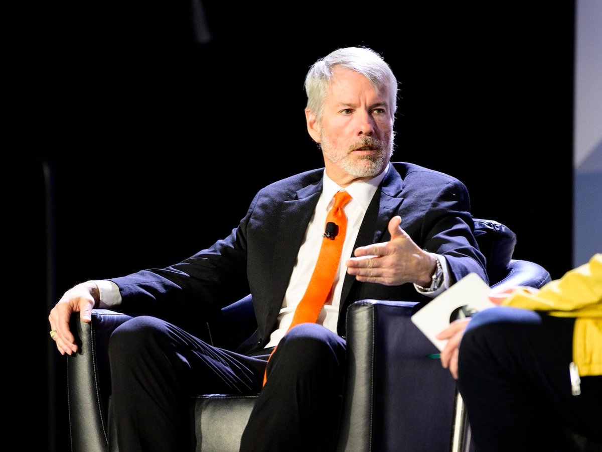 CoinMarketCap's tweet image. LATEST: 📊 Michael Saylor expects Bitcoin to 2x or 3x the S&amp;amp;P 500's performance over the next 4-8 years, reaffirming Strategy's commitment to buying BTC every quarter without selling.