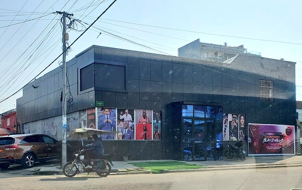 aristidemabatto's tweet photo. Va falloir s'habituer à l'idée que #MediaPlus, un des pionniers de l'affichage urbain au Cameroun, n'occupe plus ce bâtiment sis à Bali.
Désormais c'est un lounge bar.
#SniperDePub https://t.co/J9HOxGqnsO