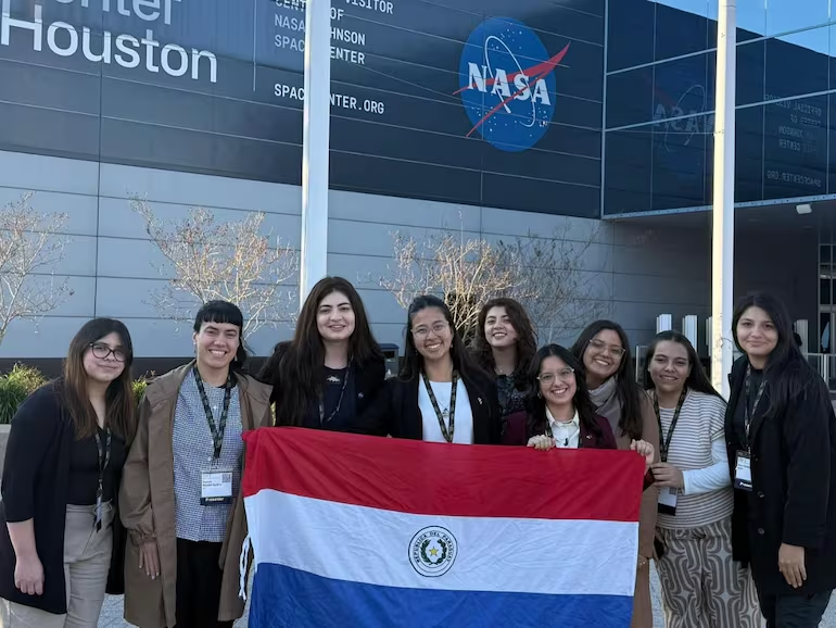 delpynews's tweet photo. ▶️ PARAGUAYAS LLEVARON LA CIENCIA HASTA LA NASA |🚀🇵🇾

Once mujeres paraguayas participaron en la Space Exploration Educators Conference (SEEC) en el Houston Space Center - NASA, uno de los encuentros más importantes del mundo sobre educación y exploración espacial.

Compartieron experiencias sobre enseñanza de ciencia y espacio, intercambiaron conocimientos con educadores de distintos países y fortalecieron la presencia paraguaya en espacios internacionales STEM.

👩‍🚀 Integraron la delegación profesionales y estudiantes de computación, física, ingeniería, biología, matemática, química, educación y comunicación científica.

📄abc (Web)