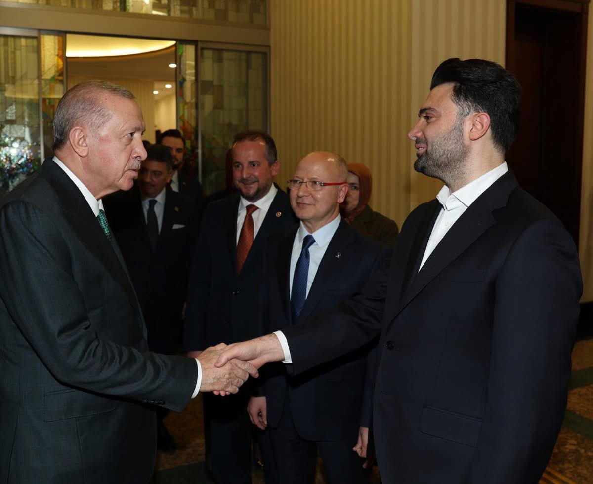 Bu kare bir fotoğraf değil, bir hesaplaşmadır. Bursaspor’un “BAL’e düşer mi?” diye konuşulduğu günlerden, devletin zirvesinde başı dik temsil edildiği ana uzanan bir yürüyüşün özeti. Enes Çelik’in duruşu; sessiz ama tok, mütevazı ama sarsılmaz. Bir zamanlar atamayla, geçici