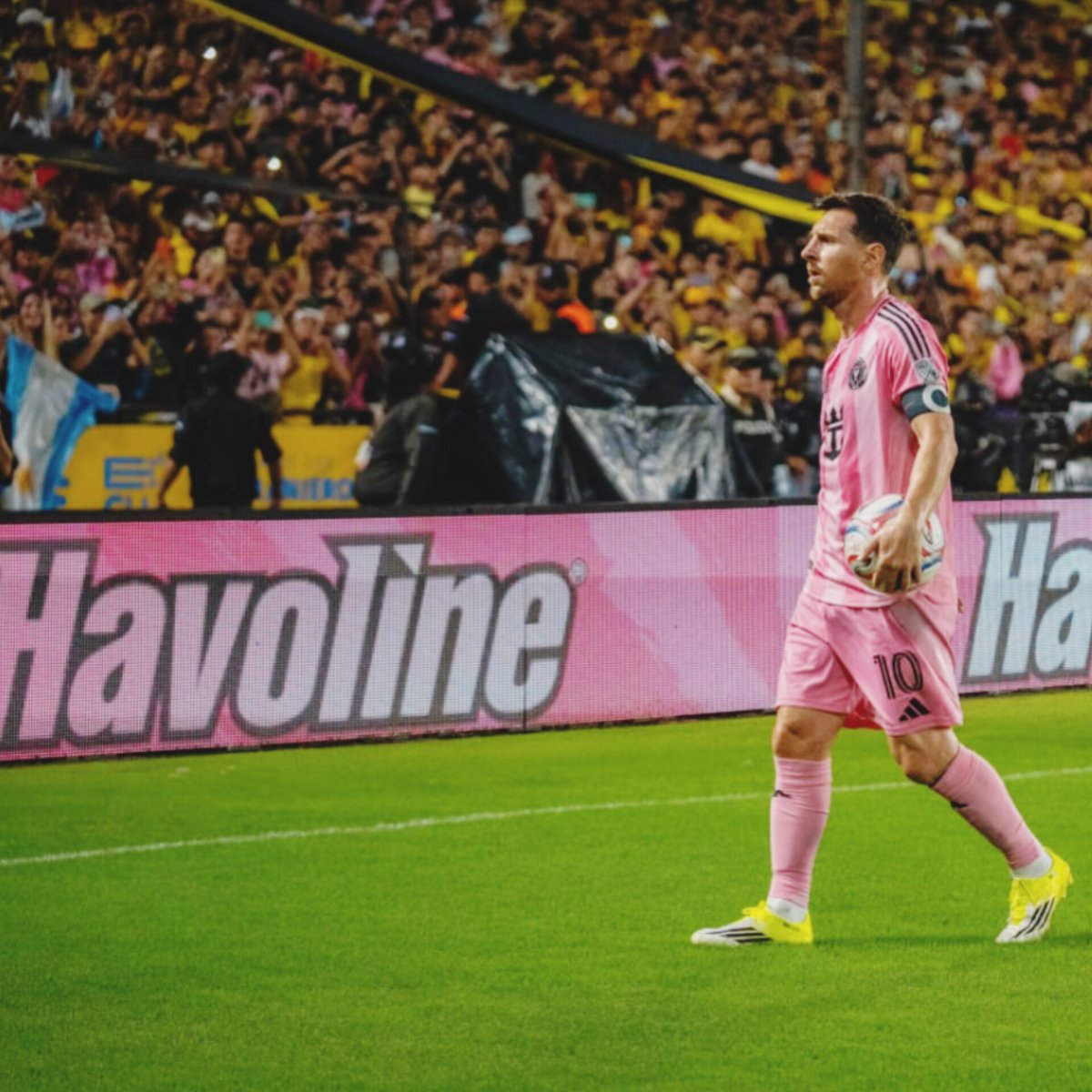 Hay noches que no se repiten. El GOAT se despidió del estadio Monumental dejando un legado eterno ✨

Havoline, el GOAT de los lubricantes, rendimiento que trasciende generaciones 🐐⚽️