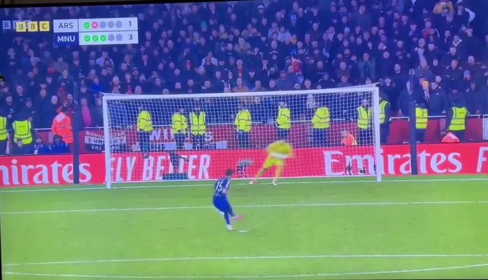 3li4s1233's tweet image. Alisson got a 28% saver percentage from 38 pens whilst raya got 15 from 45