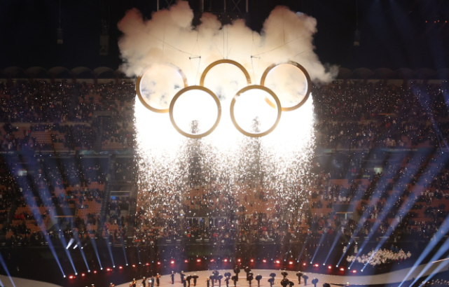 개막한 줄도 몰랐다…
역대급 폭망 평가나온 동계올림픽....

3,000억짜리 중계권 올림픽 독점한 JTBC...

올림픽 개막한 줄도 몰랐다는 말이 
괜히 나오는 게 아님. 
지상파 3사 채널 돌려가며 보던 재미는 어디 가고,
JTBC 아니면 유료 플랫폼 찾아 헤매야 함. 
시차도 최악인데 접근성까지