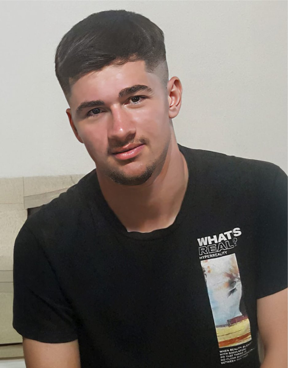 17 yaşındaki kardeşimi bıçaklayarak katlettiği gün, kavga falan olmadı. Berkay’ı parkta otururken görüp bekle beni diyor, evine gidip bıçak alıyor, bıçak cebinde açık bir şekilde bekliyor. Eve gidip gelene kadar kafasında kurduğu cinayet eyleminden vazgeçmiyor!  Geldiğinde Berkay