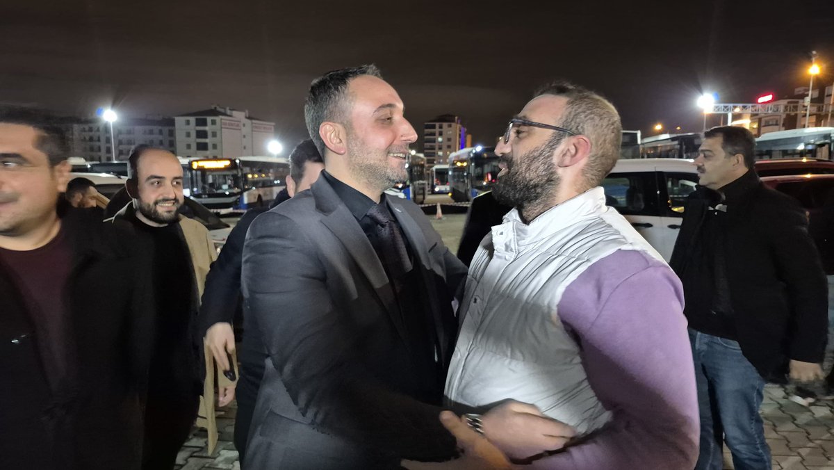 hizmetiselazig's tweet photo. Hizmet-İş Sendikası Elazığ Şube Başkanımız Gökhan Arpa, Elazığ Belediyesi Ulaşım Hizmetleri Müdürlüğü bünyesinde görev yapan halk otobüsü şoförü üyelerimizle bir araya geldi.

Şehrimizin her noktasına günün erken saatlerinden gece geç saatlere kadar hizmet götüren, her türlü hava https://t.co/oz3xw7iL25
