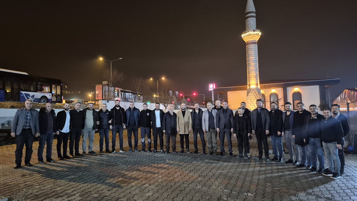 hizmetiselazig's tweet photo. Hizmet-İş Sendikası Elazığ Şube Başkanımız Gökhan Arpa, Elazığ Belediyesi Ulaşım Hizmetleri Müdürlüğü bünyesinde görev yapan halk otobüsü şoförü üyelerimizle bir araya geldi.

Şehrimizin her noktasına günün erken saatlerinden gece geç saatlere kadar hizmet götüren, her türlü hava https://t.co/oz3xw7iL25