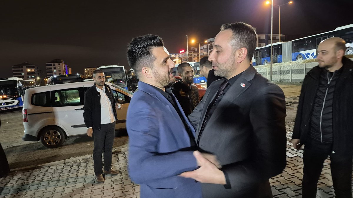 hizmetiselazig's tweet photo. Hizmet-İş Sendikası Elazığ Şube Başkanımız Gökhan Arpa, Elazığ Belediyesi Ulaşım Hizmetleri Müdürlüğü bünyesinde görev yapan halk otobüsü şoförü üyelerimizle bir araya geldi.

Şehrimizin her noktasına günün erken saatlerinden gece geç saatlere kadar hizmet götüren, her türlü hava https://t.co/oz3xw7iL25