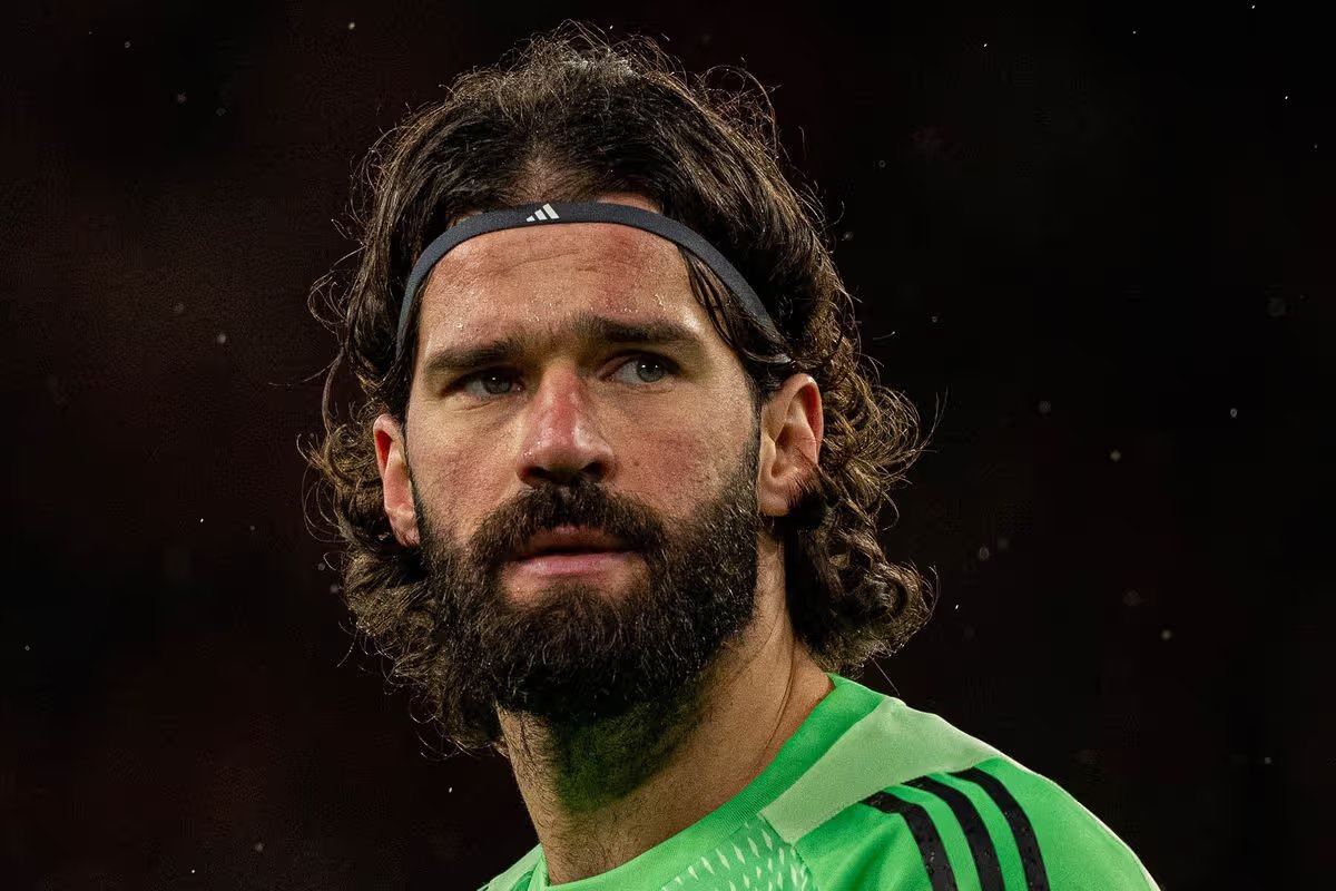 LiverpoolZNE's tweet image. 🚨🔴 Arne Slot has jumped to the defense of Alisson, insisting that the Brazilian’s quality has remained consistent during their 18 months together 😳✅:

“I've been working with him one-and-a-half years and I've seen the same goalkeeper last season as this season.

Sometimes…