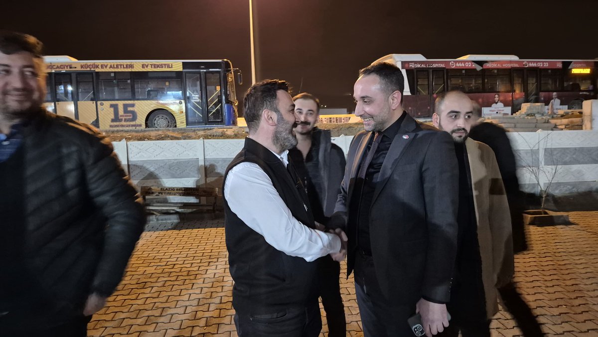 hizmetiselazig's tweet photo. ve yol şartında direksiyon başında olan halk otobüsü şoförlerimiz, büyük bir sorumluluğu omuzlarında taşımaktadır. Sadece bir aracı değil; emanet edilen canları, bir şehrin güvenini ve huzurunu taşımaktadırlar. https://t.co/j7kMzc8Rmh