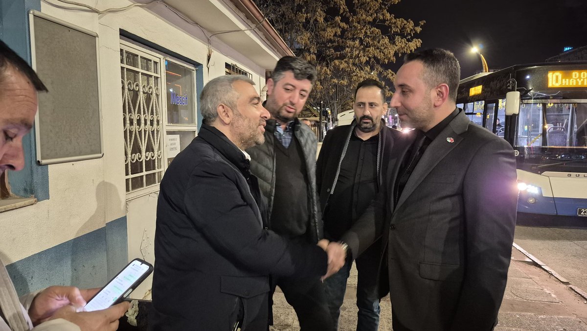 hizmetiselazig's tweet photo. Şube Başkanımız Arpa, emekçi kardeşlerimizin talep ve görüşlerini dinleyerek her zaman yanlarında olduklarını ifade etti.
Şehrimizin ulaşım yükünü taşıyan, vatandaşlarımızın güvenli şekilde sevdiklerine ulaşmasına vesile olan tüm şoförlerimize teşekkür ediyoruz. https://t.co/XhJgSB5XT6