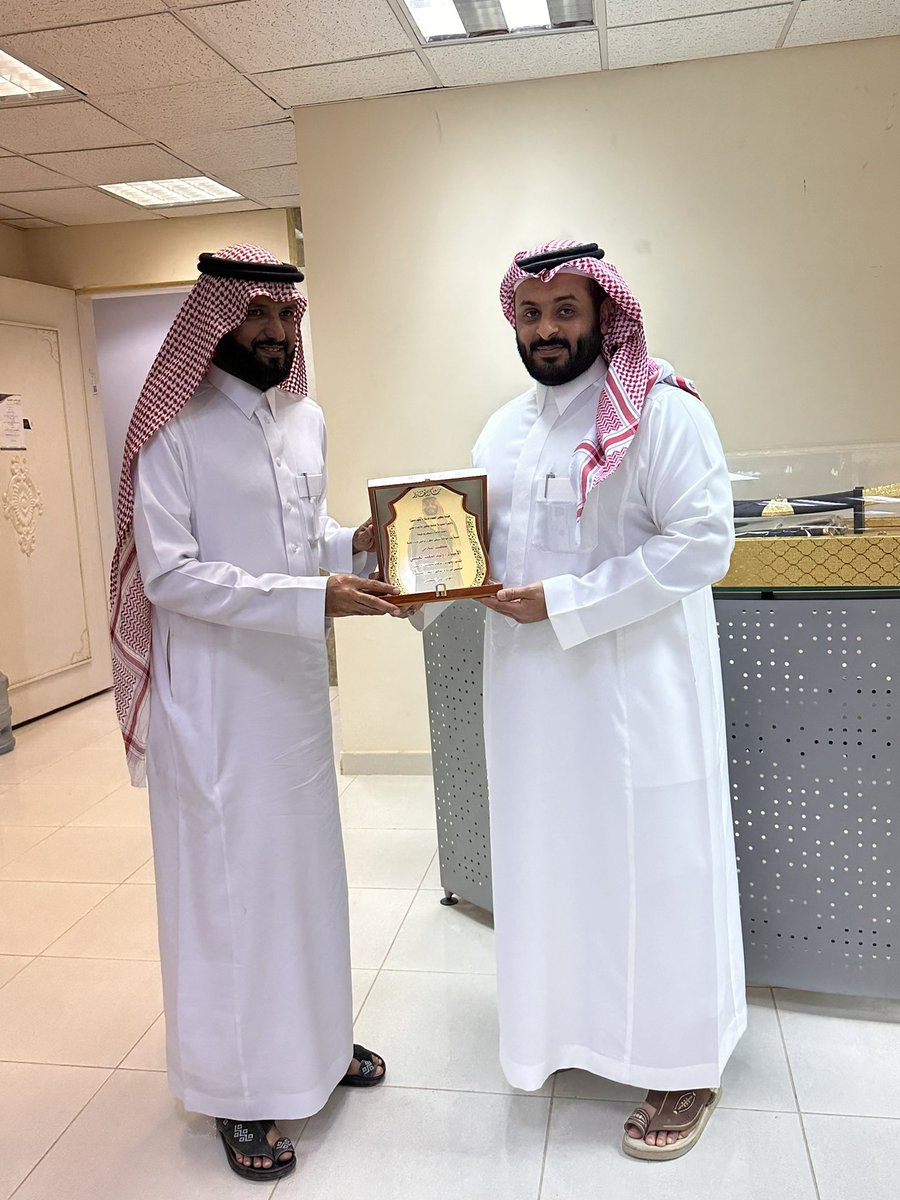 اشكر الاستاذ علي حكمي على الهداية سيف وبشت ودرع تذكاري وعطر بيض الله وجهك ولا هنت